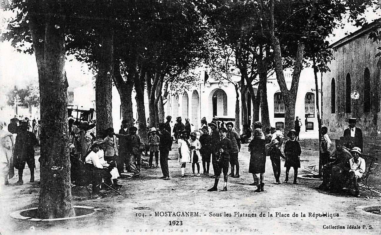 Mostaganem - Place de la Republique - Sous les Platanes - 1923.jpg